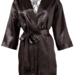 Galvosiu žingsnis po žingsnio, kad pasiekčiau geriausią vertimą.

1.  **Analizuoju originalų tekstą:** "Lace Kimono L/XL".
    *   "Lace" reiškia nėriniai, nertos.
    *   "Kimono" yra tarptautinis žodis, reiškiantis kimono (drabužis, dažnai apdaras, chal